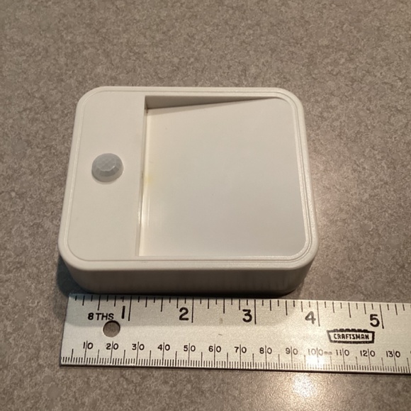 $6 Bundled * Beams MB720 Wireless Battery Powered Motion Sensing Nightlight - Picture 7 of 9